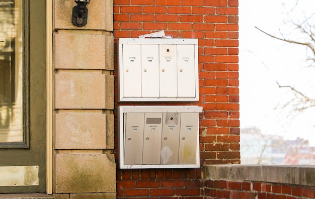 Una fila di cassette postali su un muro di mattoni