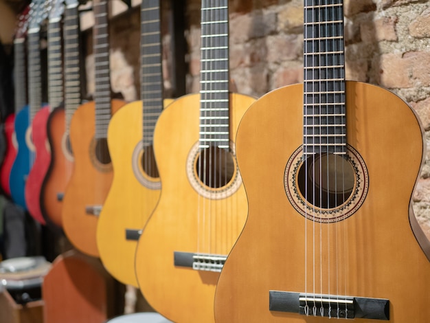 Una fila di chitarre acustiche al negozio di musica