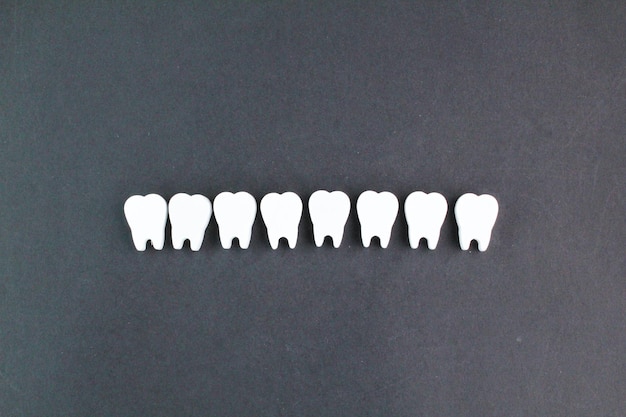 Una fila di denti bianchi su sfondo nero