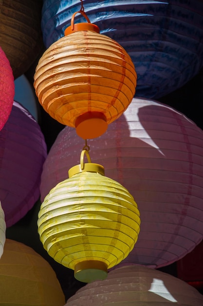 Una fila di lanterne colorate con sopra la parola lanterna