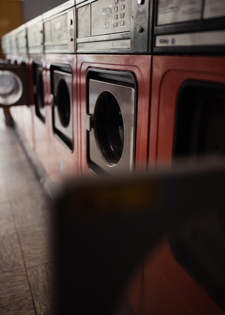 Una fila di lavatrici in una lavanderia automatica