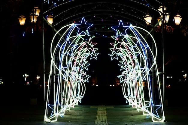 Una fila di luci con sopra una stella