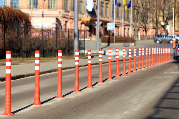 Una fila di recinzioni rosse su una strada in città