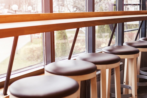 Una fila di sedie e un bar nel caffè