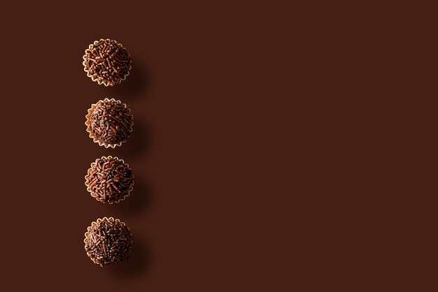 Una fila di tartufi di cioccolato con la parola cioccolato sul fondo.