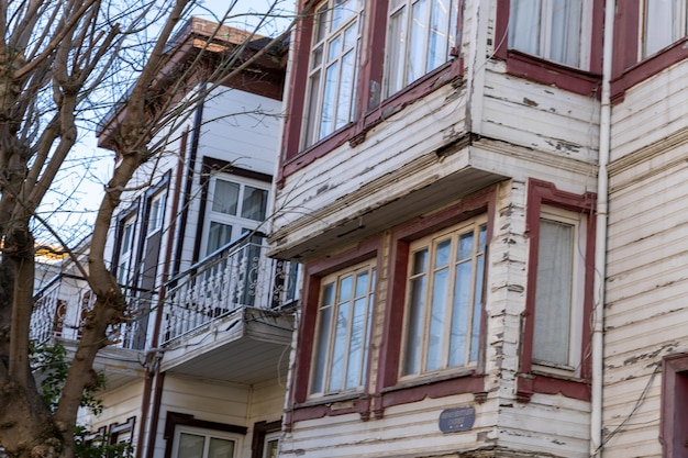 Una fila di vecchi edifici con un balcone e un cartello sul lato