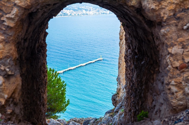 Una finestra in un antico palazzo affacciato sul mare