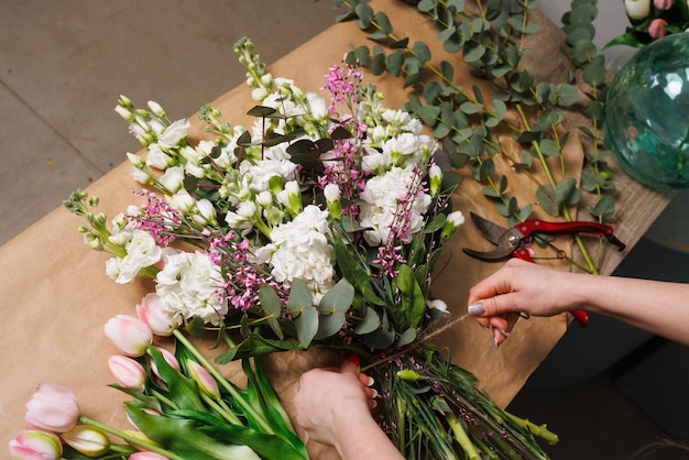 una fiorista fa un bouquet in un negozio di fiori un bouquet di primavera