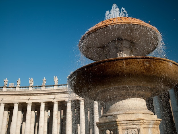 Una fontana e un antico edificio dell'Impero Romano d'Italia