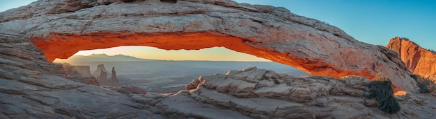 Una formazione rocciosa con il tramonto