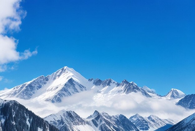 Una foto ad alta angolazione di una bellissima catena montuosa coperta di neve sotto il cielo nuvoloso