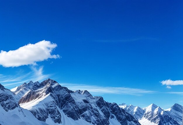 Una foto ad alta angolazione di una bellissima catena montuosa coperta di neve sotto il cielo nuvoloso