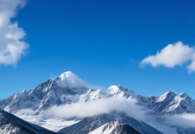 Una foto ad alta angolazione di una bellissima catena montuosa coperta di neve sotto il cielo nuvoloso