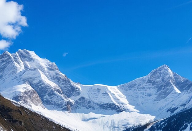 Una foto ad alta angolazione di una bellissima catena montuosa coperta di neve sotto il cielo nuvoloso