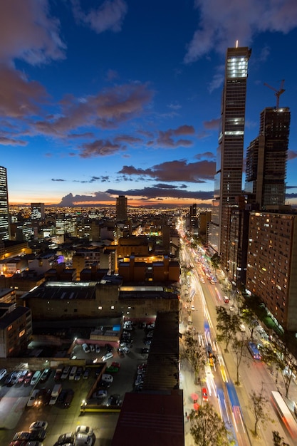 Una foto aerea della bellissima vista serale con i grattacieli di Bogota, in Colombia