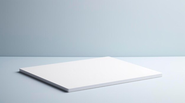 Una foto con una composizione minimalista di un Apple Magic Trackpad su una superficie pulita