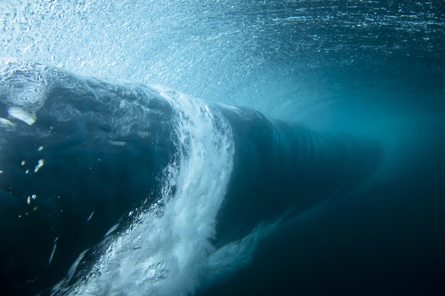 Una foto da dietro l'onda. Sotto l'acqua sembra davvero diversa.