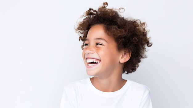 Una foto di studio di ritratto professionale di un carino ragazzo modello di razza mista con denti perfettamente puliti.