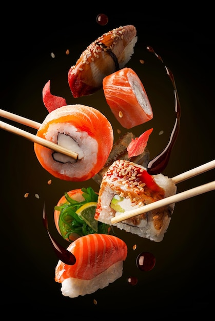 Una foto di sushi con uno sfondo marrone e la parola sushi su di essa.
