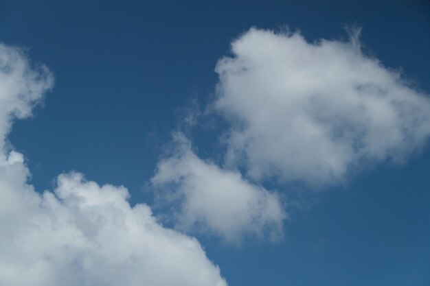 Una foto di un cielo nuvoloso Sfondo del cielo nuvole naturali