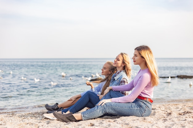 Una foto di un gruppo di donne che si divertono sulla spiaggia