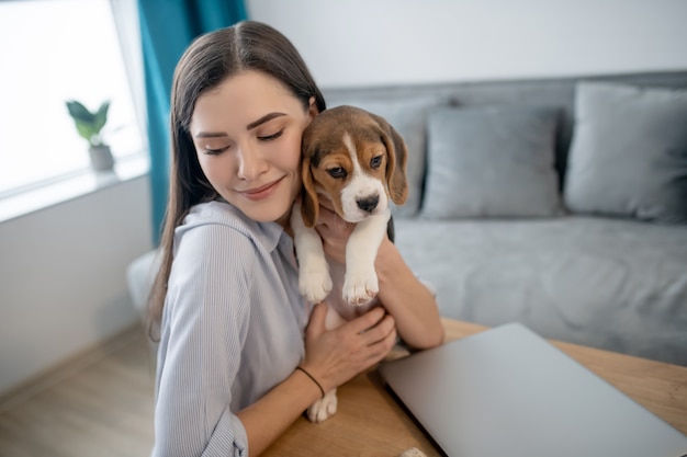 Una foto di una giovane donna con un simpatico beagle