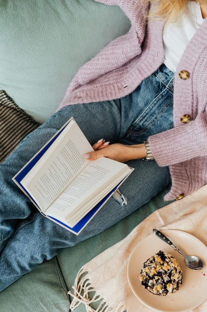 Una foto di una persona che tiene in mano una foto di un libro