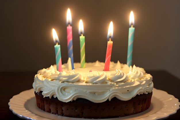 Una foto di una torta di compleanno con candele