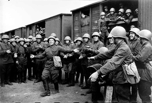 una foto in bianco e nero di soldati e un treno con i numeri 37