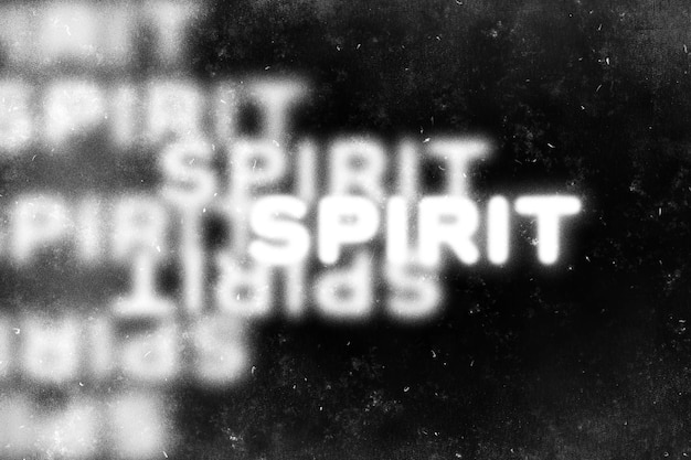 una foto in bianco e nero di un cartello che dice spirito su di esso