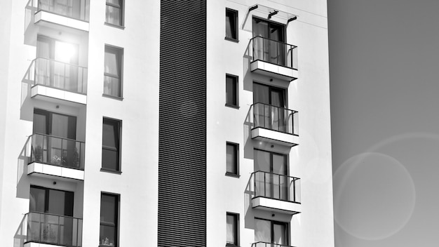 una foto in bianco e nero di un edificio con balconi e balconi.