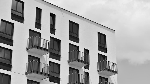 una foto in bianco e nero di un edificio con balconi e balconi.