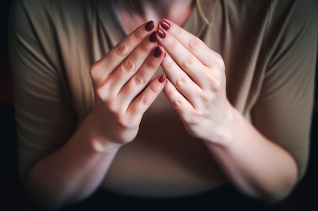 Una foto in primo piano di una donna non identificata che fa la forma di un cuore con le mani create con l'AI generativa