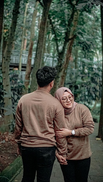 una foto molto romantica di una coppia che chiacchiera tra loro in un parco della città