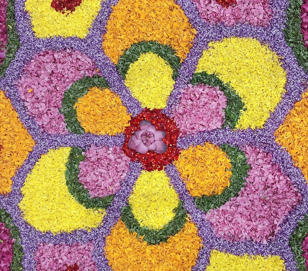 Una foto ravvicinata della decorazione floreale fatta per la celebrazione dell'onam in Kerala
