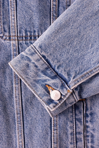 Una foto ravvicinata di un elemento di una comune giacca di jeans.