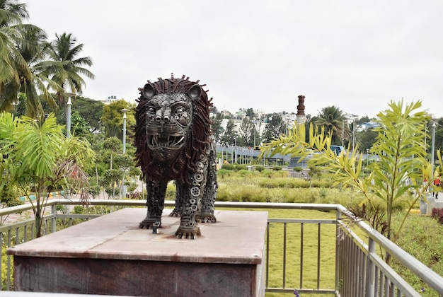 Una foto ravvicinata di una statua di leone installata in un parco