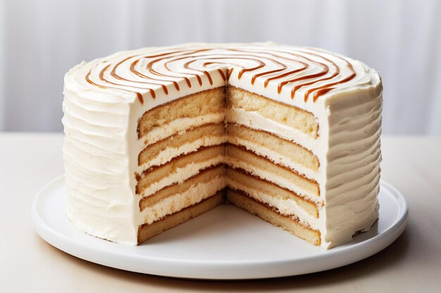 Una foto vintagestile di una torta di vaniglia che viene tagliata con un server di torte d'argento