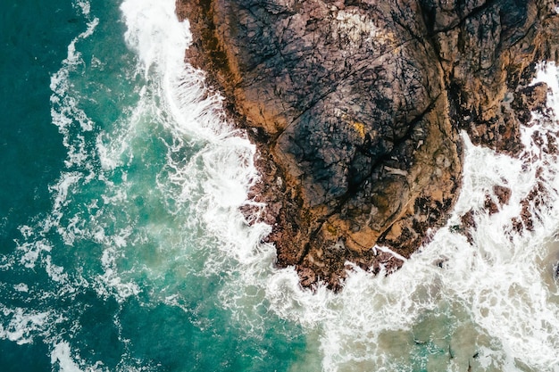 Una fotografia della roccia della grande isola con onde forti