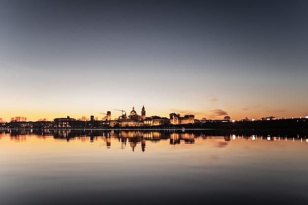 Una fotografia panoramica di Mantova volutamente sovraesposta