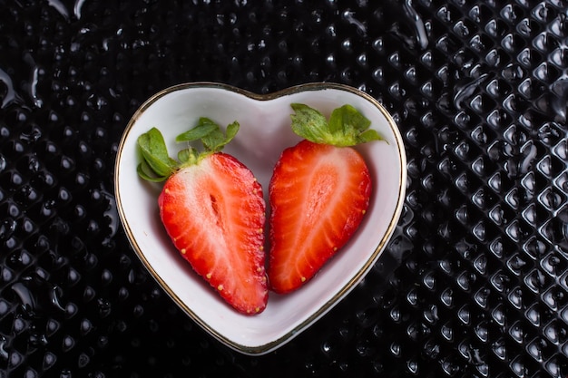 Una fragola dolce e matura succosa in ciotola