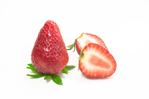 Una fragola isolata su sfondo bianco