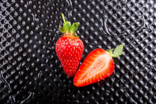 Una fragola succosa, dolce e matura