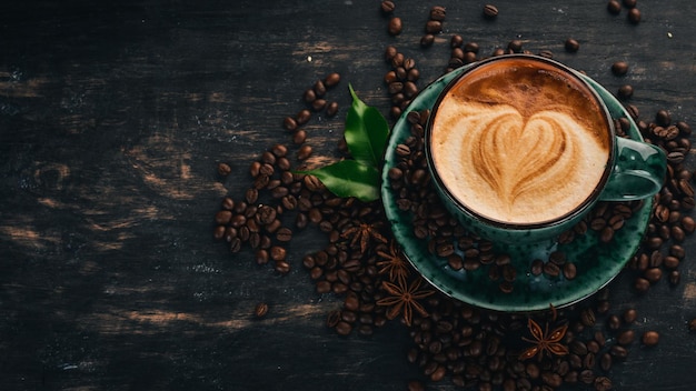 Una fragrante tazza di caffè Cappuccino su uno sfondo di legno nero Vista dall'alto Spazio di copia