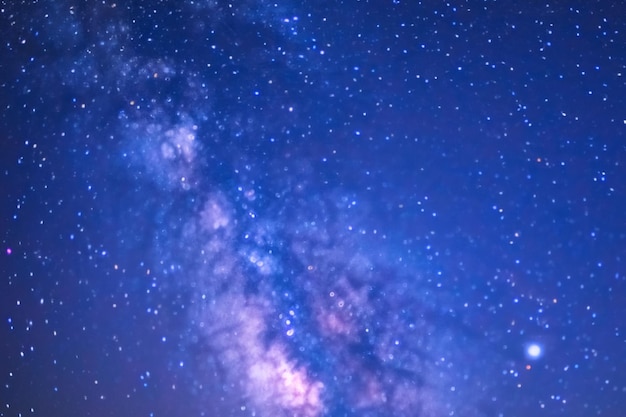 Una galassia è vista nel cielo notturno