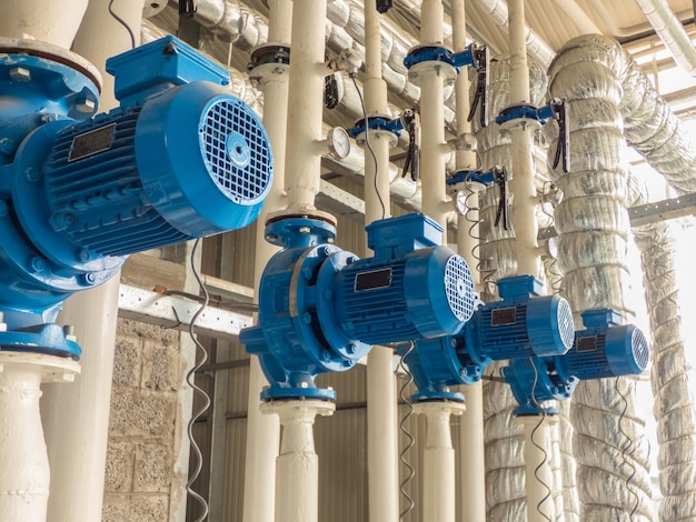Una gamma di pompe per acqua elettriche blu. tubi e motori nel settore