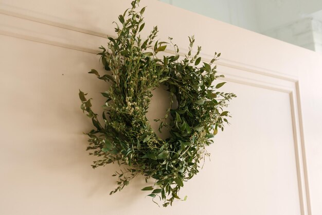 Una ghirlanda rotonda verde primavera adorna il muro