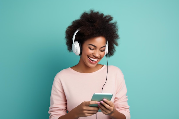 Una gioiosa donna afroamericana che ascolta musica al telefono