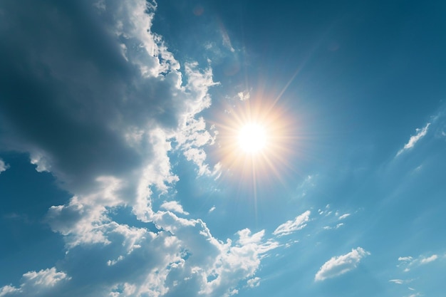 una giornata di sole con il cielo blu sopra la testa nello stile di uhd immagine warmcore ondata di calore nebbiosa ferrania