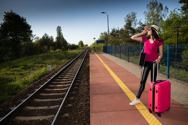 Una giovane adolescente dell'alta società lascia le province per il suo primo viaggio di vacanza e aspetta sulla piattaforma del treno il suo treno